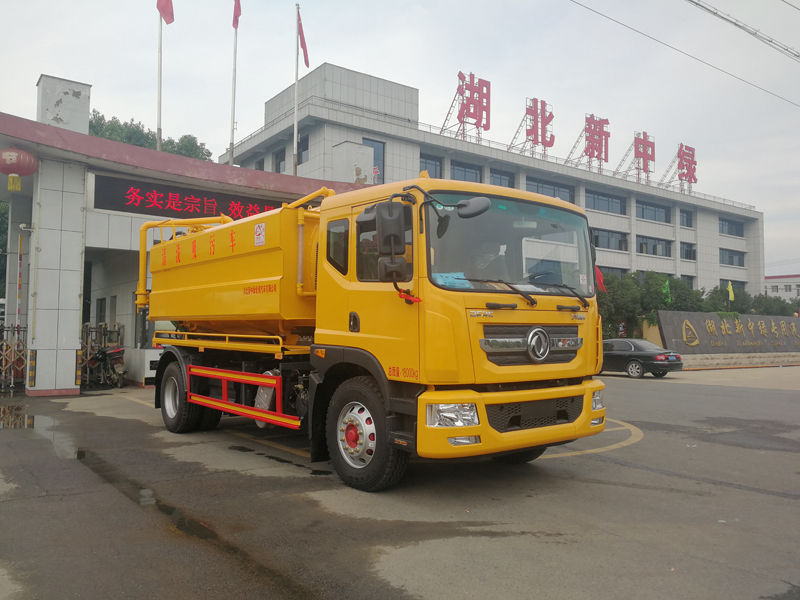 東風D9    清洗吸污車