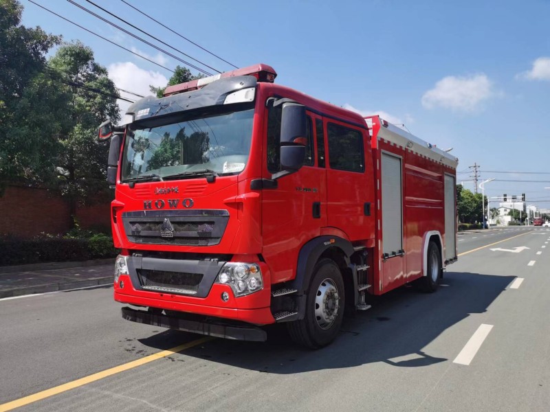 重汽豪沃  8噸  泡沫消防車