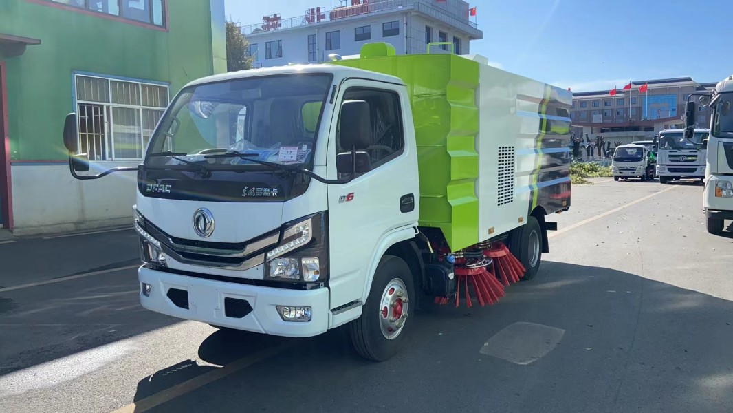 東風(fēng)多利卡     5方    掃路車